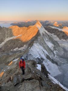 L'ombre du Cervin sur fond de Mont Blanc