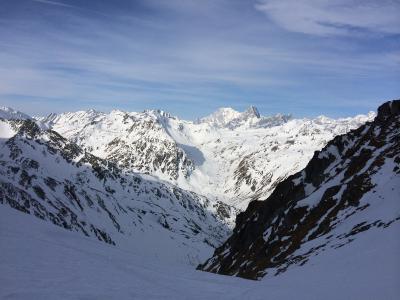 Troisième journée, 1900m de dénivelé. Ici dans la montée au col de Proz avec en fond le Mont Blanc et les Grandes Jorasses.