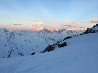 Quatrième jour, quelques altocumulus lenticulaires sur le Mont Blanc et la Verte... Petite journée avec 1000m prévus.