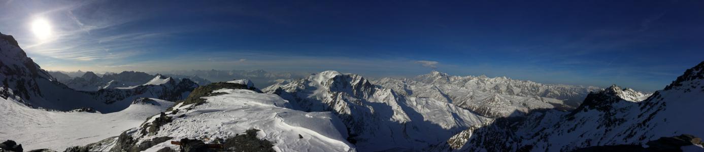 Panorama sur le massif du Mont Blanc et le Vélan.
