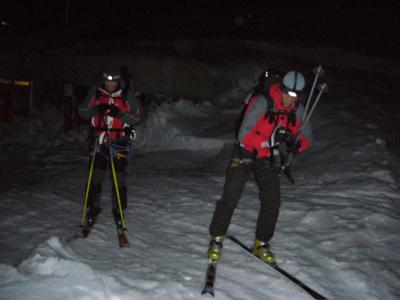 Descente à ski de nuit
